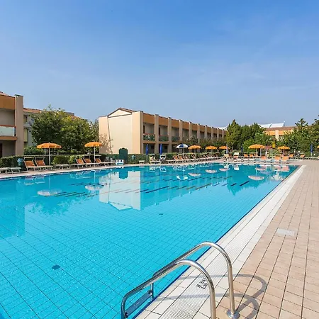 Spacious In Caorle With Shared Pool